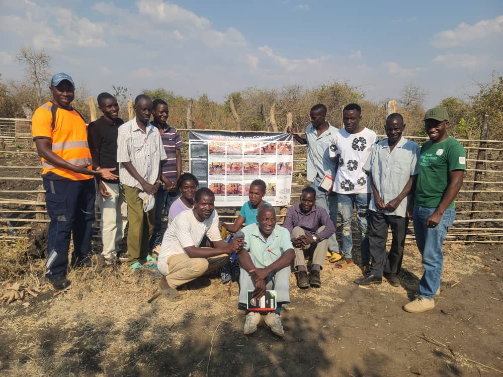 Training door het Kassisi instituut het dorp Gundani. Zij hebben jarenlange ervaring in het opzetten van biologisch dynamische landbouw