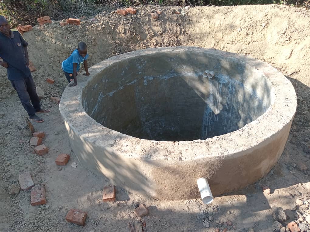 Het eerste reservoir in Gundani village. (30.000 liter). Dit is net voldoende om een droge maand door te komen