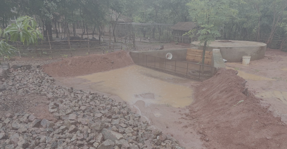Het reservoir in ons trainingscentrum (40.000 liter) Voor het reservoir licht een opvangbasin waar stenen en grond bezinken en zo niet in het reservoir terecht komen