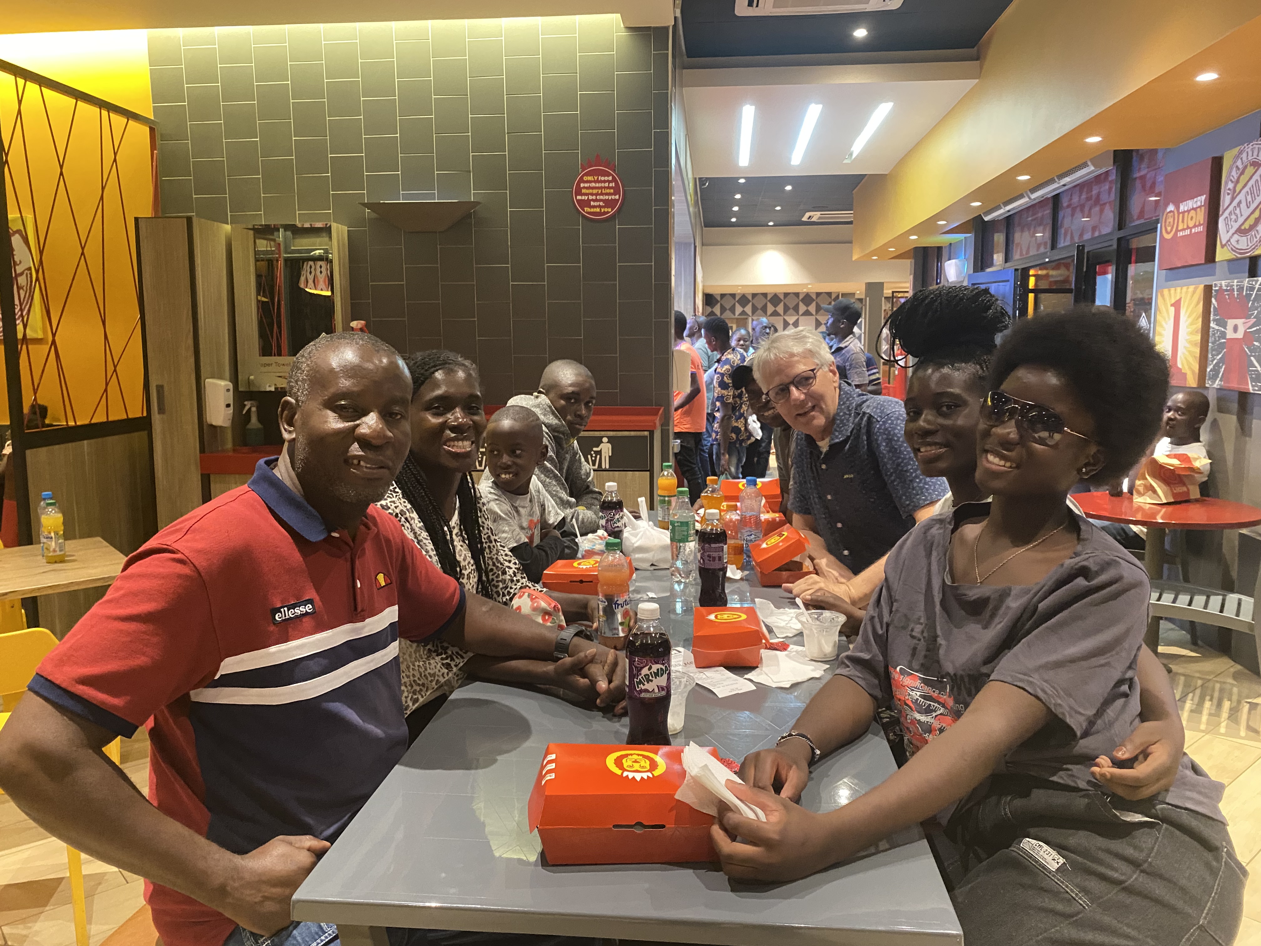 Felix en Florence Chanda en hun gezin in Chipata. Florence is verantwoordelijk voor de voorlichting van jonge moeders in het programma ter voorkoming van ondervoeding.