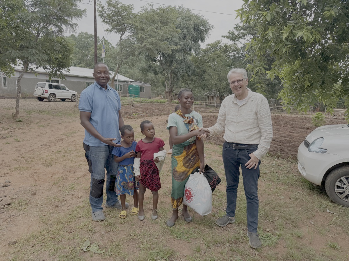 Aankomst van mevrouw Matambo en haar kinderen. Haar man Shema verzorgt de organische tuin.