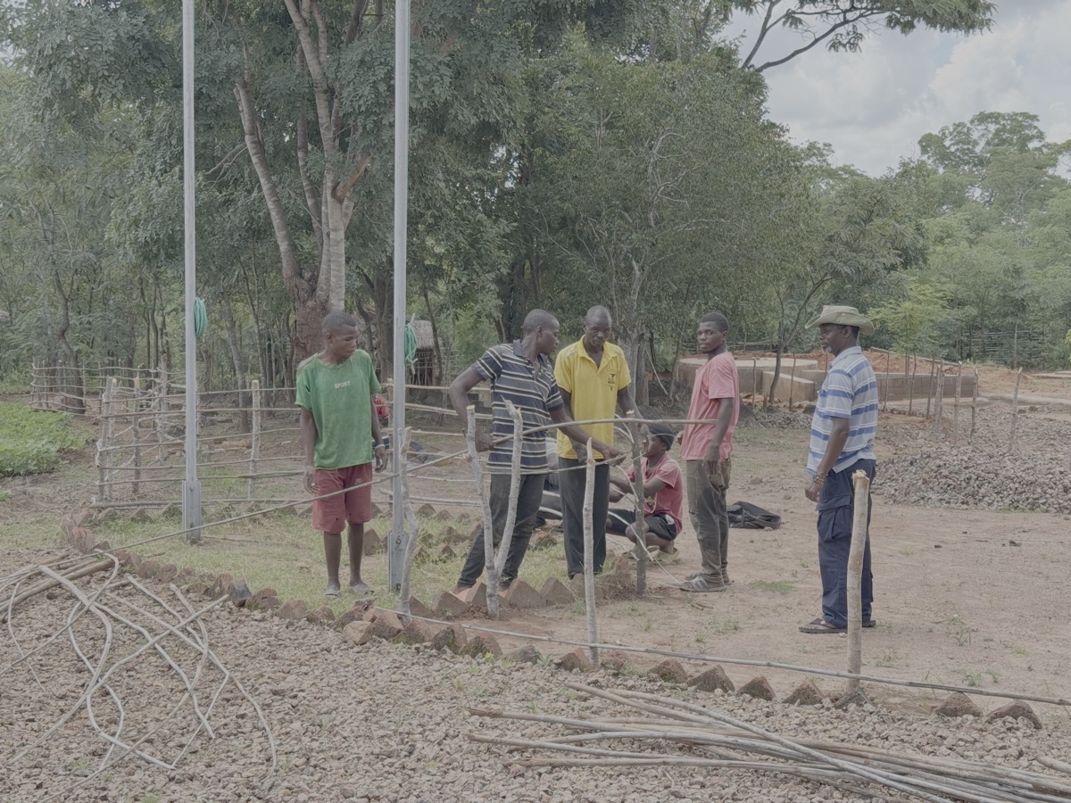 De lokale jeugd helpt ons met het aanleggen en onderhouden van onze organische tuin